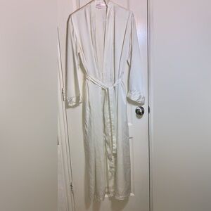 Vintage Victoria’s Secret Long 100% Silk Robe in Cream, EUC, M/L, pet/smoke free